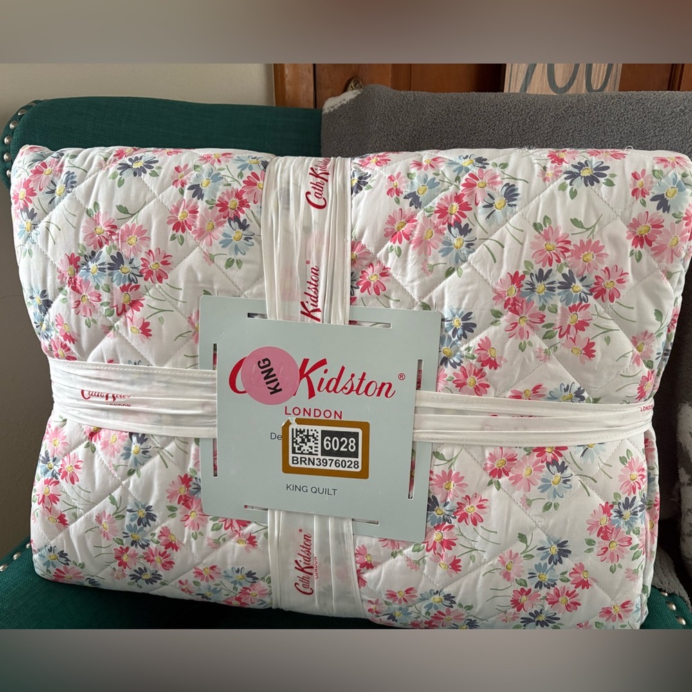 NWT Cath Kidston Daisy Bouquet Floral Quilt - Pink and White- King